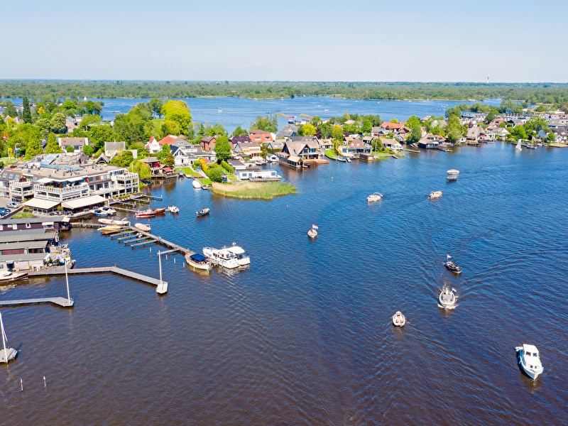 Loosdrechtse plassen omringd door water, boten en natuur. 